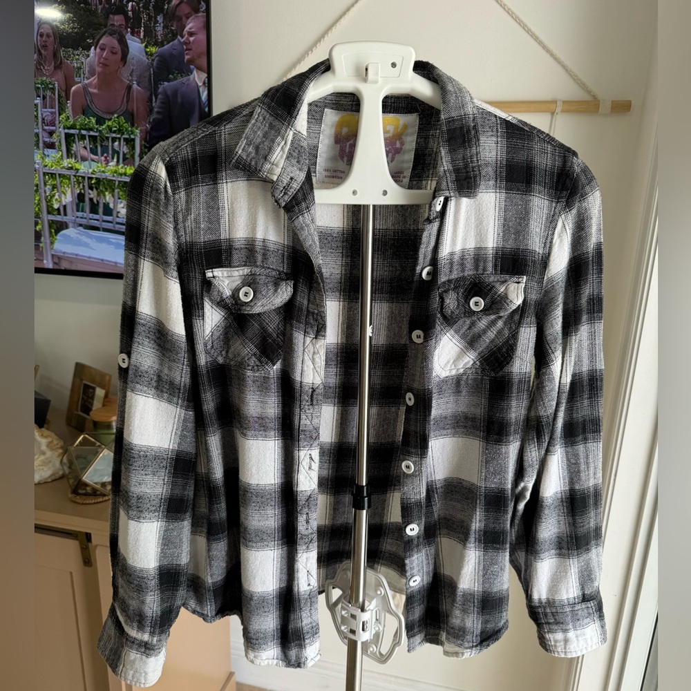 Black and white plad button up